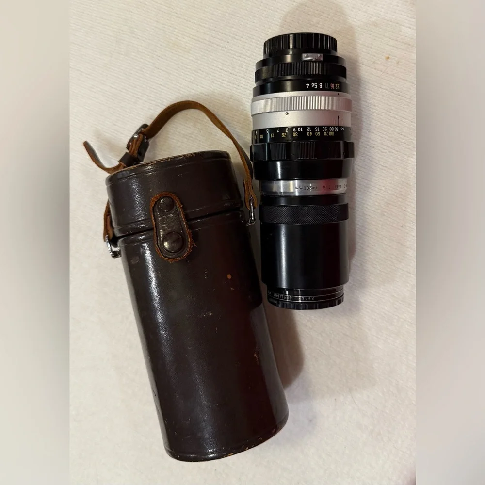 Nikon Nikkor-Q Auto 1:4 f=200mm. Japan vintage includes vintage leather case.